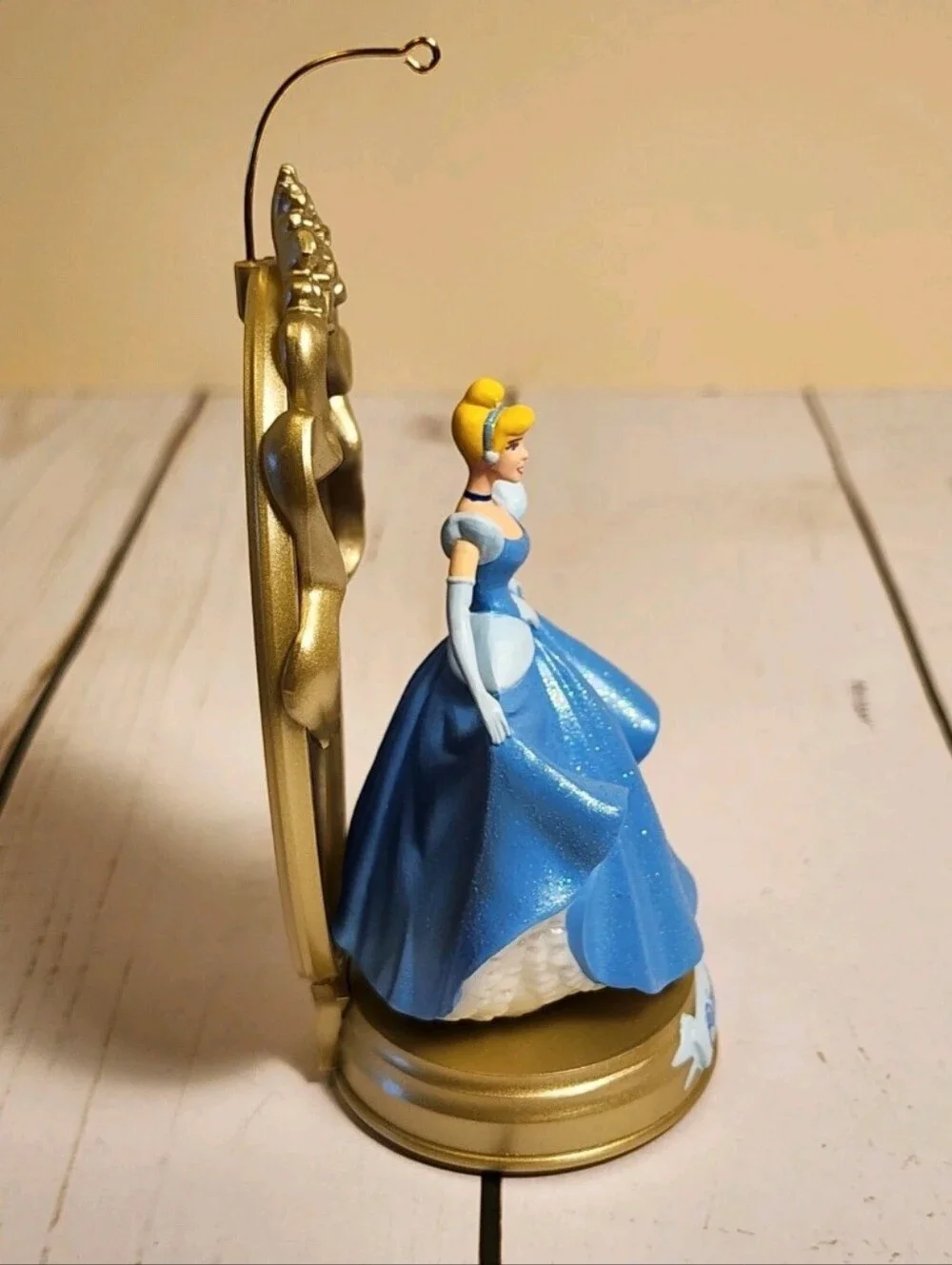 Hallmark Keepsakes Disney Princess Cinderella Enchanted Memories Ornament 1997
